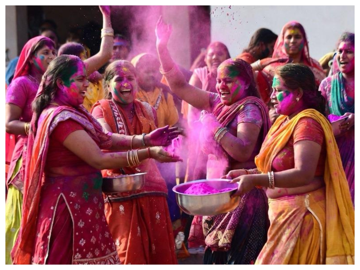 Laddu Mar Holi 2026: इस दिन बरसाना में बरसेंगे लड्डू, जानें परंपरा और महत्व - Photo Gallery