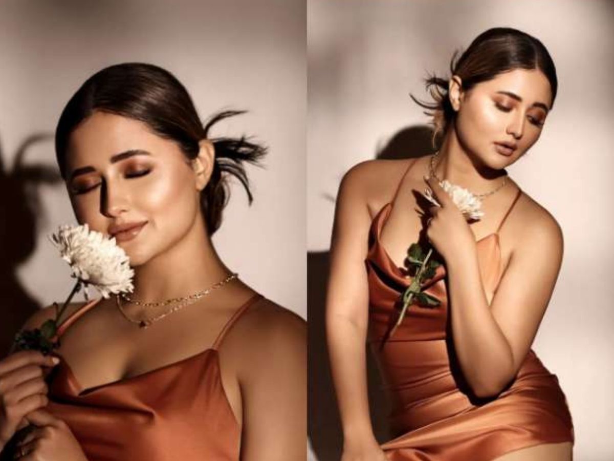 आग लगा दी आग! 40 साल की रश्मि देसाई की सिजलिंग अदाएं; तस्वीरें देख दिल हार बैठे फैंस - Photo Gallery