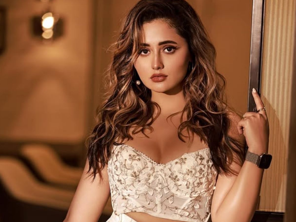 आग लगा दी आग! 40 साल की रश्मि देसाई की सिजलिंग अदाएं; तस्वीरें देख दिल हार बैठे फैंस - Photo Gallery