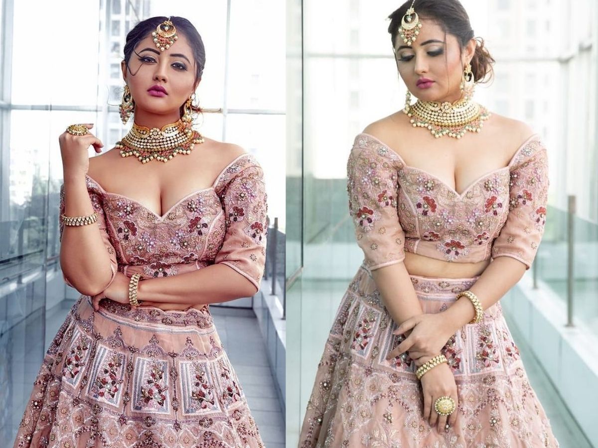 आग लगा दी आग! 40 साल की रश्मि देसाई की सिजलिंग अदाएं; तस्वीरें देख दिल हार बैठे फैंस - Photo Gallery