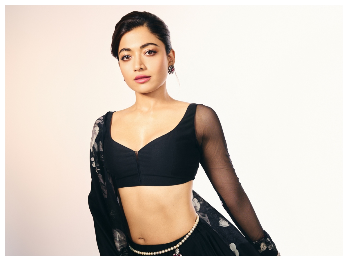 Rashmika Mandanna Look: हर लुक में रश्मिका मंदाना लगती हैं हुस्न परी, ट्रेडिशनल से वेस्टर्न तक में देखें तस्वीरें - Photo Gallery