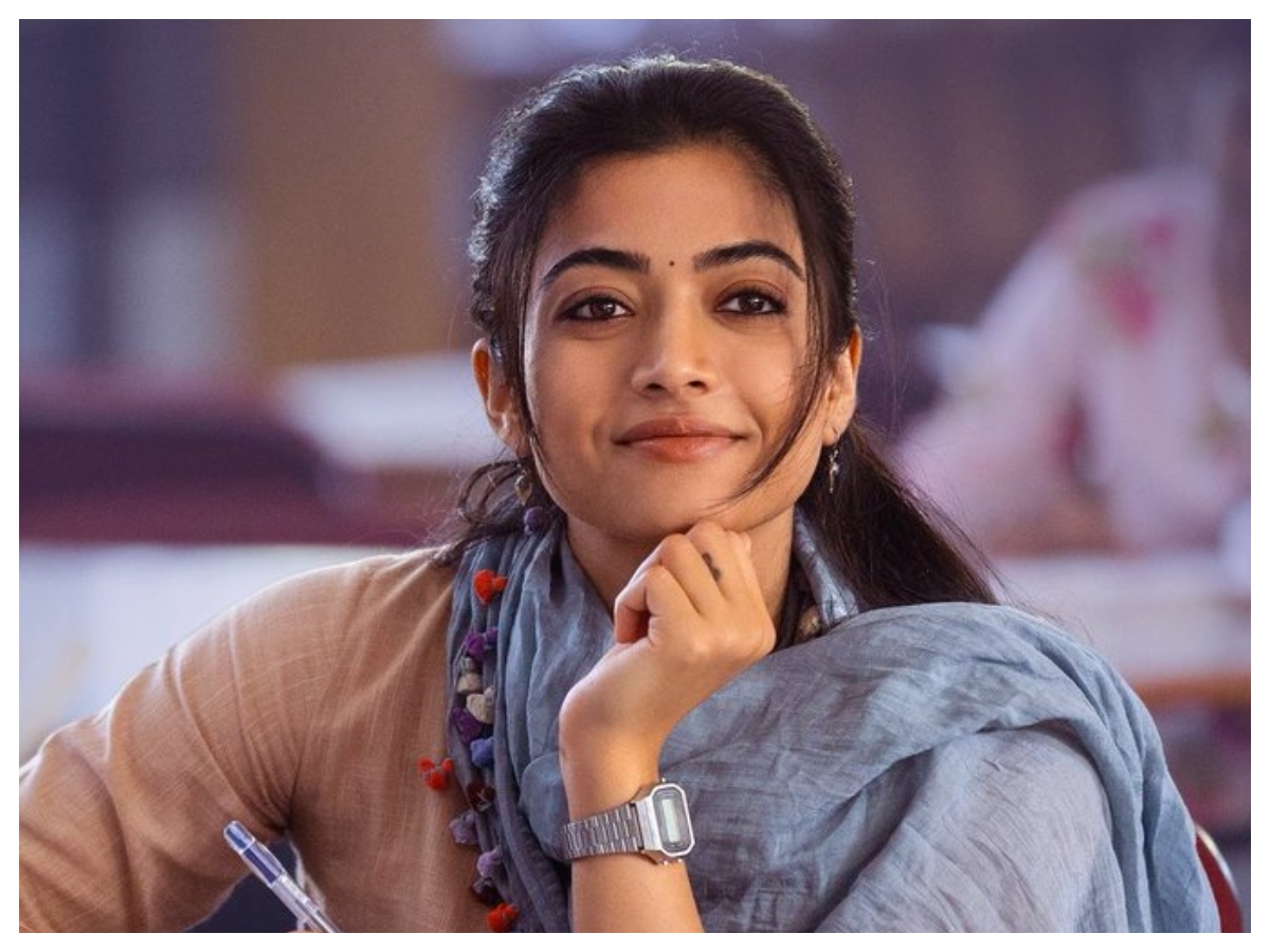 Rashmika Mandanna Look: हर लुक में रश्मिका मंदाना लगती हैं हुस्न परी, ट्रेडिशनल से वेस्टर्न तक में देखें तस्वीरें - Photo Gallery