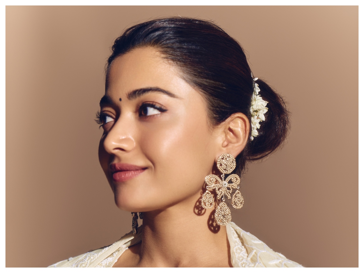 Rashmika Mandanna Look: हर लुक में रश्मिका मंदाना लगती हैं हुस्न परी, ट्रेडिशनल से वेस्टर्न तक में देखें तस्वीरें - Photo Gallery