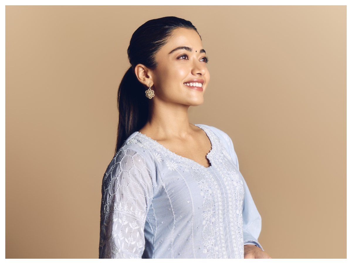 Rashmika Mandanna Look: हर लुक में रश्मिका मंदाना लगती हैं हुस्न परी, ट्रेडिशनल से वेस्टर्न तक में देखें तस्वीरें - Photo Gallery