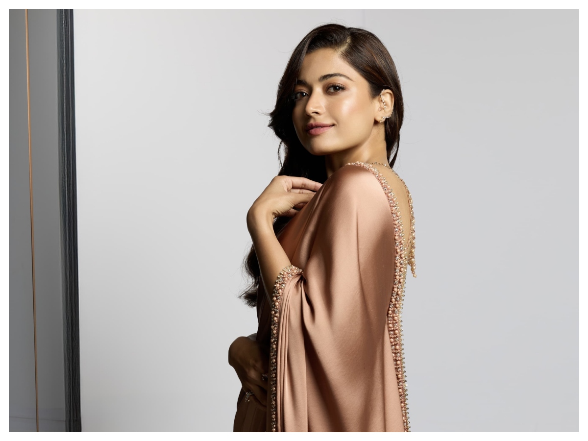 Rashmika Mandanna Look: हर लुक में रश्मिका मंदाना लगती हैं हुस्न परी, ट्रेडिशनल से वेस्टर्न तक में देखें तस्वीरें - Photo Gallery