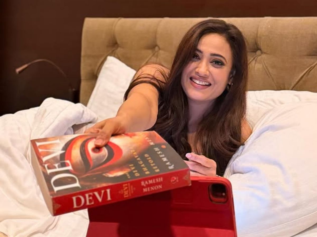 Shweta Tiwari Latest Photoshoot: जा ही नहीं रही है श्वेता तिवारी की जवानी, सामने आया हाथों में ‘देवी’ का राज