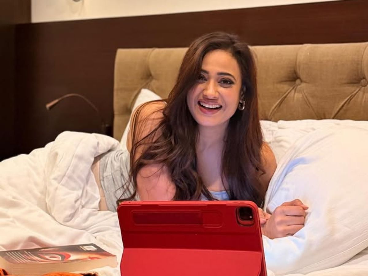 Shweta Tiwari Latest Photoshoot: जा ही नहीं रही है श्वेता तिवारी की जवानी, सामने आया हाथों में ‘देवी’ का राज