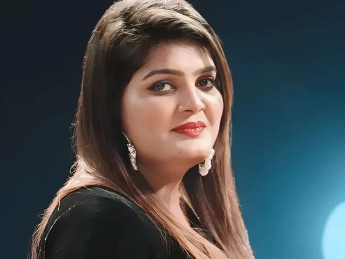 ‘आपका रेट क्या है?’ सवाल सुनते ही भड़की भोजपुरी सिंगर, गुस्से में उतारी सैंडल और फिर… - Photo Gallery