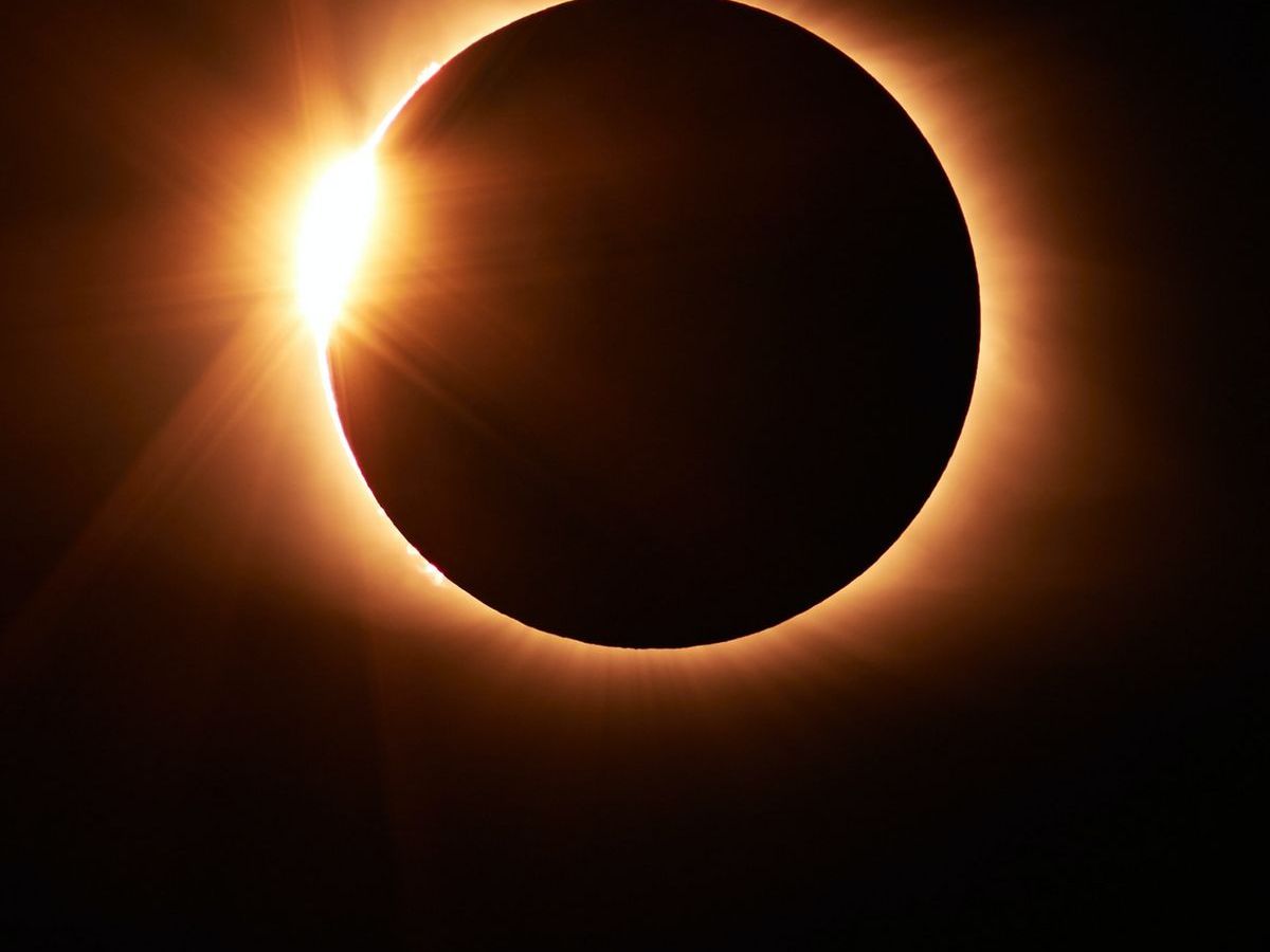 Surya Grahan:  यौन संबंध बनाने में खतरा, नहाना भी मना! क्या सच में सूर्य ग्रहण लाता है असर? देश-दुनिया में हैं ये मान्यताएं - Photo Gallery