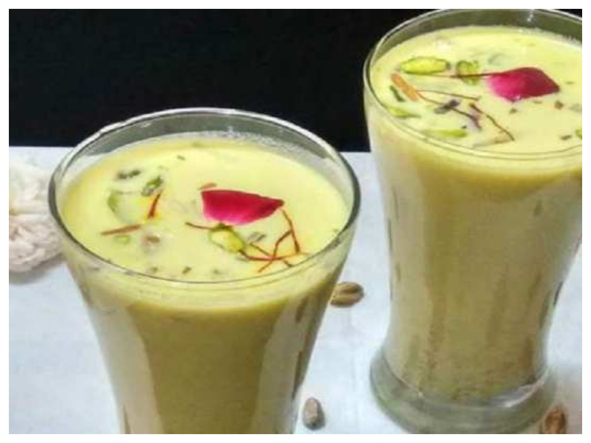 Holi Sweets: गुजिया से ठंडाई तक, इस होली घर ट्राई करें ये खास मिठाइयां - Photo Gallery