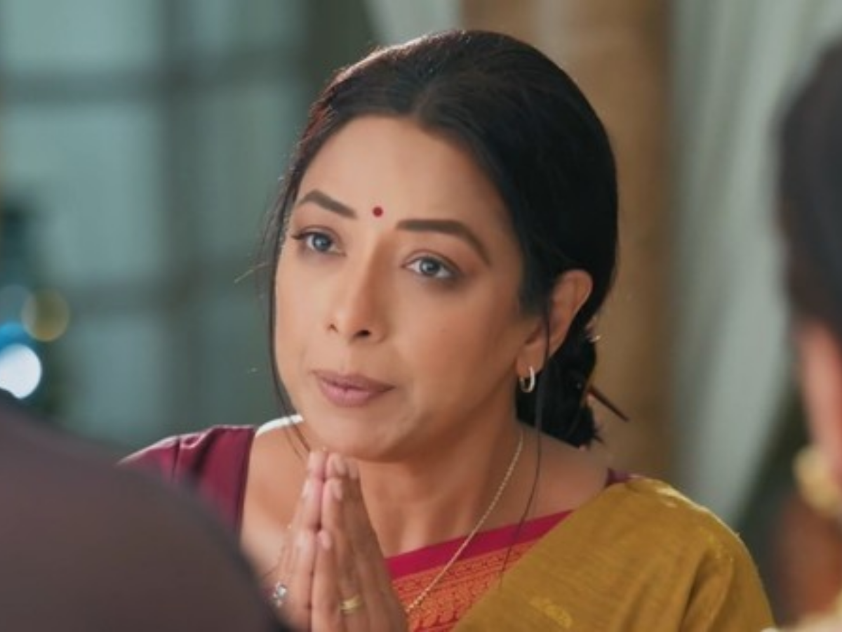 Anupama takes out the jewellery from Tina's pocket - Photo Gallery