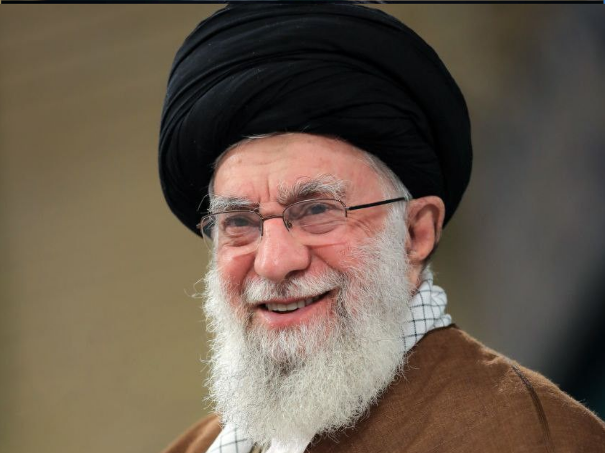 Ali Khamenei Death: क्यों अपना एक हाथ हमेशा छिपाकर रखते थे खामेनेई; क्या है 1981 के बम धमाके से जुड़ी कहानी - Photo Gallery