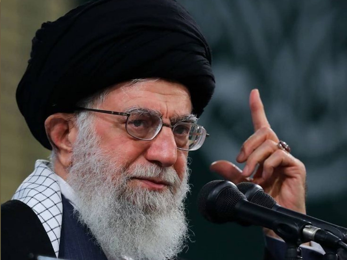 Ali Khamenei Death: क्यों अपना एक हाथ हमेशा छिपाकर रखते थे खामेनेई; क्या है 1981 के बम धमाके से जुड़ी कहानी - Photo Gallery
