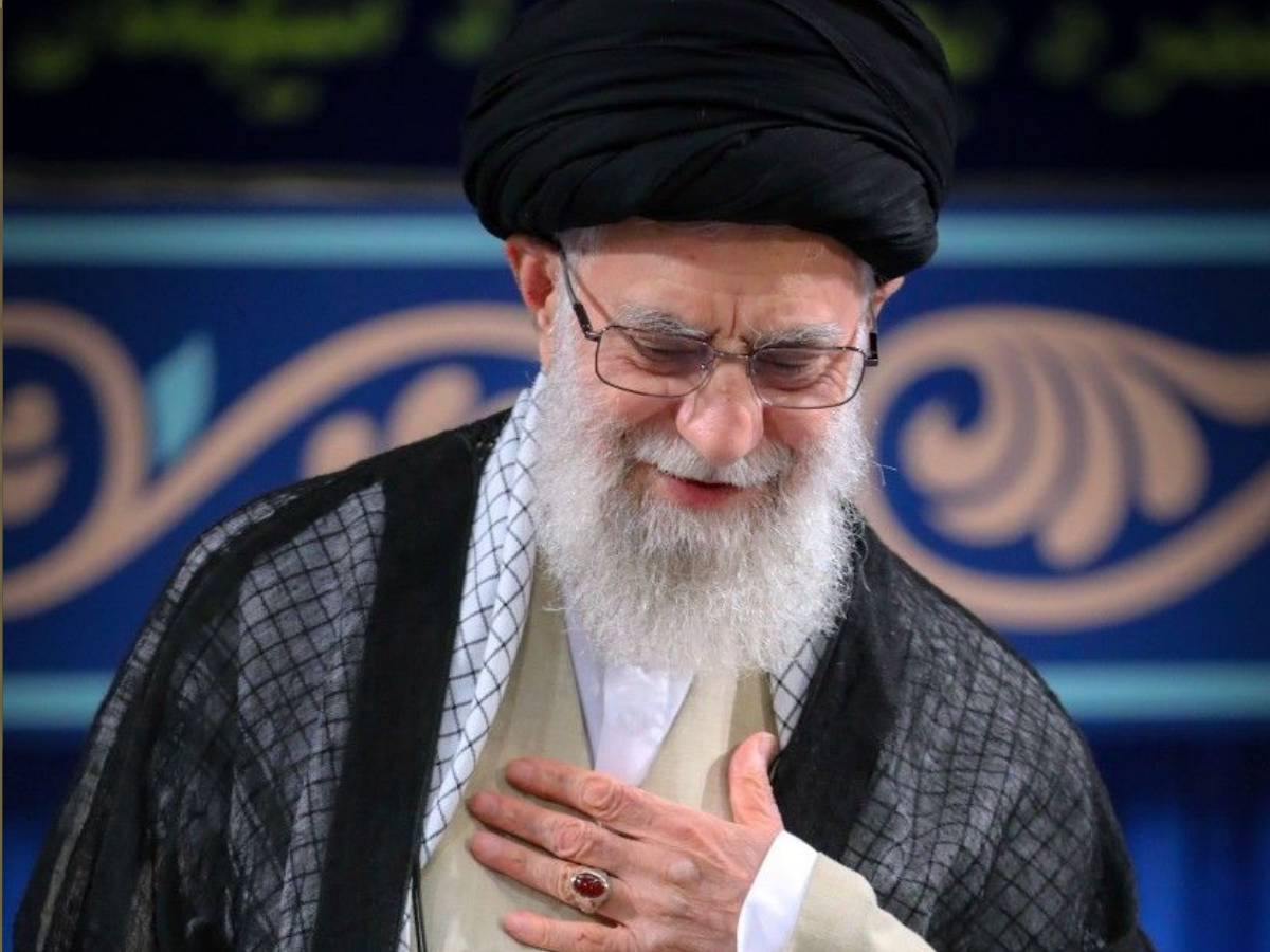 Ali Khamenei Death: क्यों अपना एक हाथ हमेशा छिपाकर रखते थे खामेनेई; क्या है 1981 के बम धमाके से जुड़ी कहानी - Photo Gallery