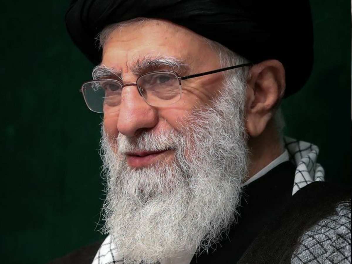 Ali Khamenei Death: क्यों अपना एक हाथ हमेशा छिपाकर रखते थे खामेनेई; क्या है 1981 के बम धमाके से जुड़ी कहानी - Photo Gallery