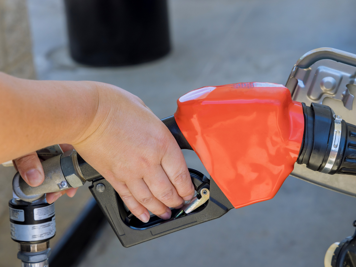 जंग का असर जेब पर! इंडस्ट्रियल डीजल के दामों में उछाल, आम आदमी पर पड़ेगा असर - Photo Gallery