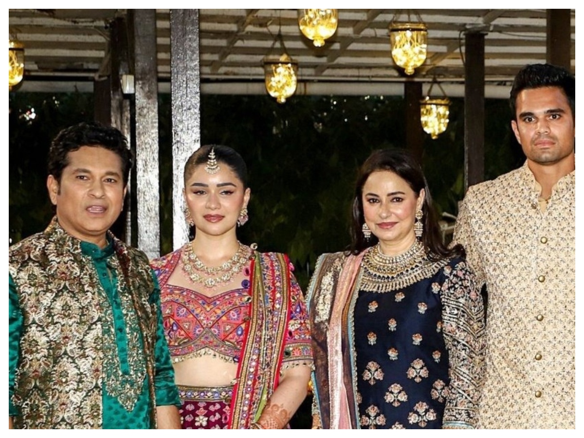 Arjun wedding: भाई की हल्दी सेरेमनी में छाया सारा तेंदुलकर का लुक,  मिरर वर्क लहंगा में लूटी लाइमलाइट - Photo Gallery