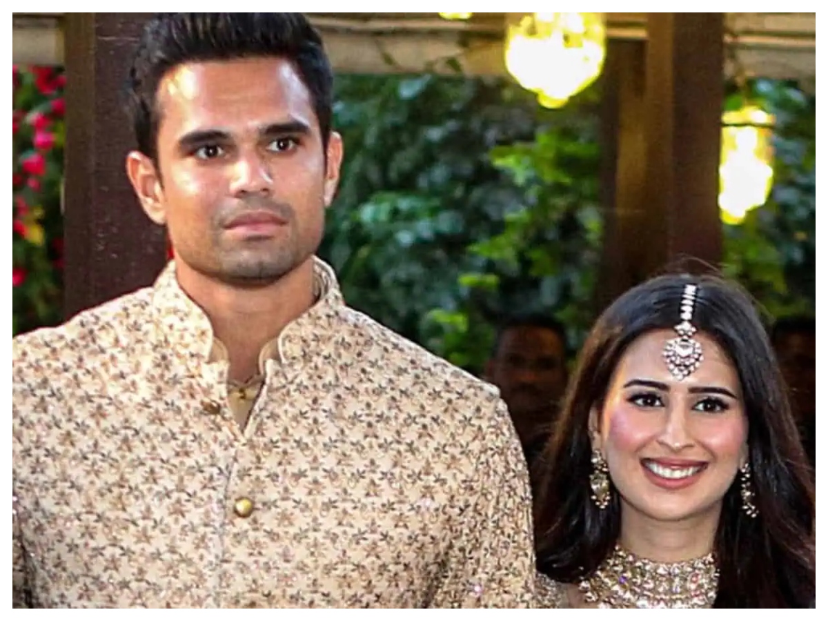 Arjun wedding: भाई की हल्दी सेरेमनी में छाया सारा तेंदुलकर का लुक,  मिरर वर्क लहंगा में लूटी लाइमलाइट - Photo Gallery