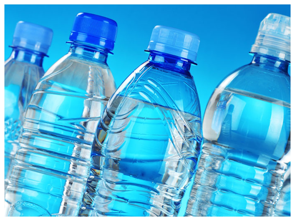 Disadvantages of plastic bottles: पानी की बोतल लेते समय न करें ये गलती, जानिए क्यों लिखा होता है बीपीए मुक्त? - Photo Gallery