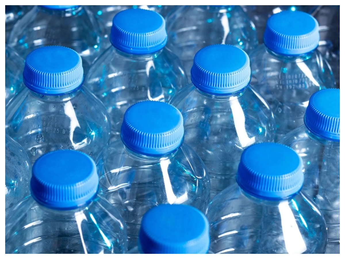 Disadvantages of plastic bottles: पानी की बोतल लेते समय न करें ये गलती, जानिए क्यों लिखा होता है बीपीए मुक्त? - Photo Gallery