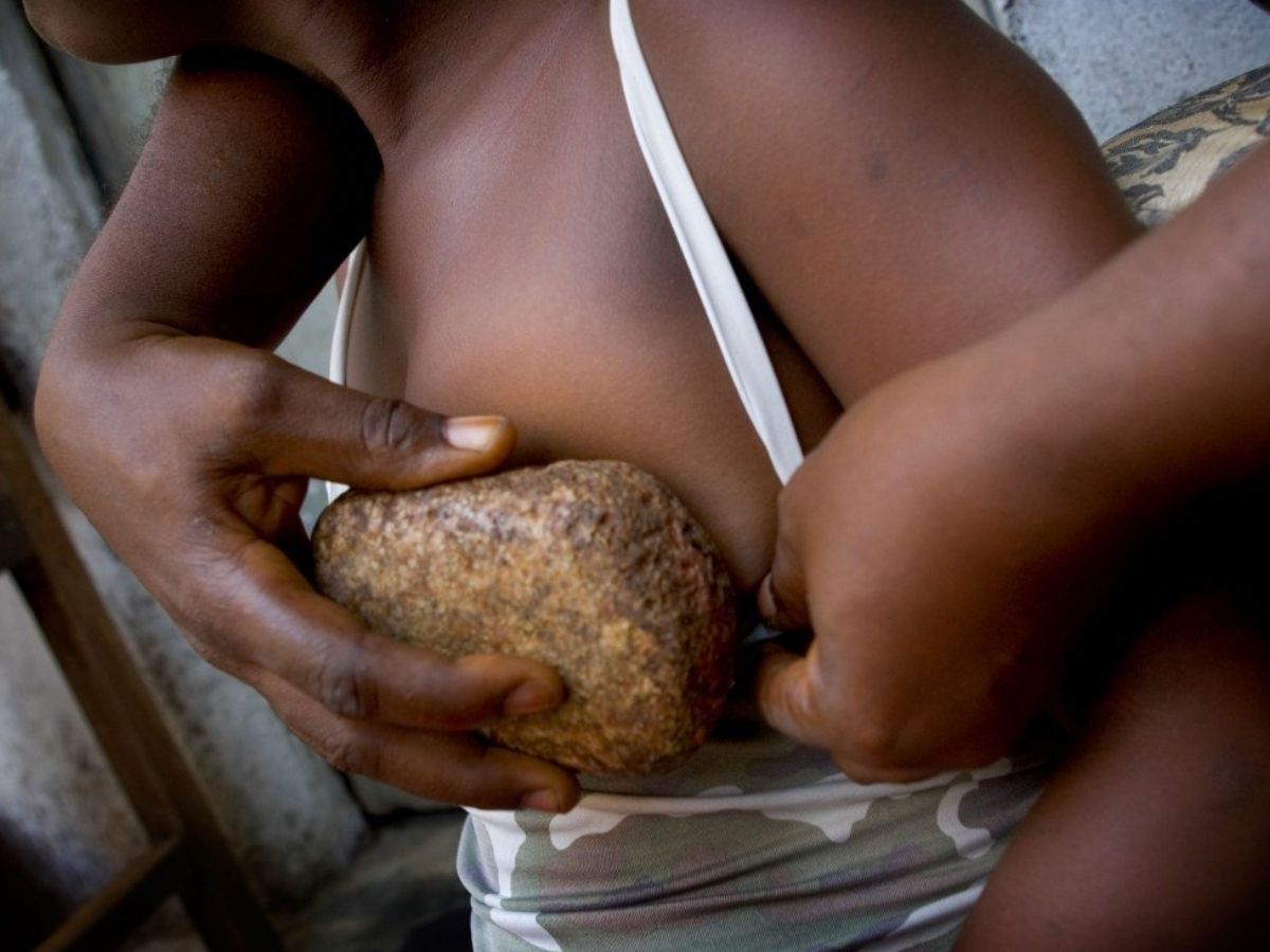 सुंदरता के नाम पर महिलाओं को दर्दनाक सजा, बेहद अजीब हैं दुनिया की ये 7 प्रथाएं - Photo Gallery