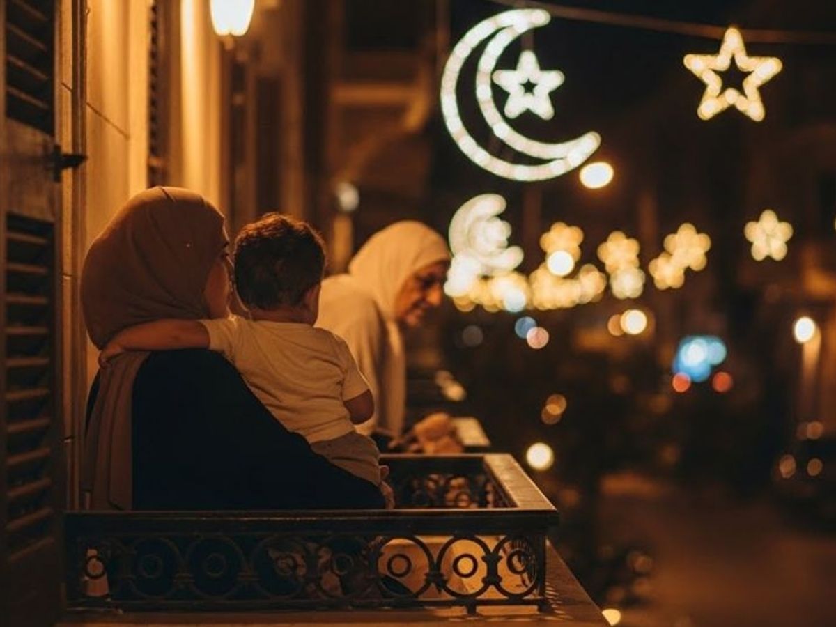 Chand Raat Mubarak 2026 Wishes: जब नजर आए चांद, तो ऐसे दें मुबारकबाद!  ईद के मौके पर ये मैसेज भेजकर जीत लें अपनों का दिल - Photo Gallery