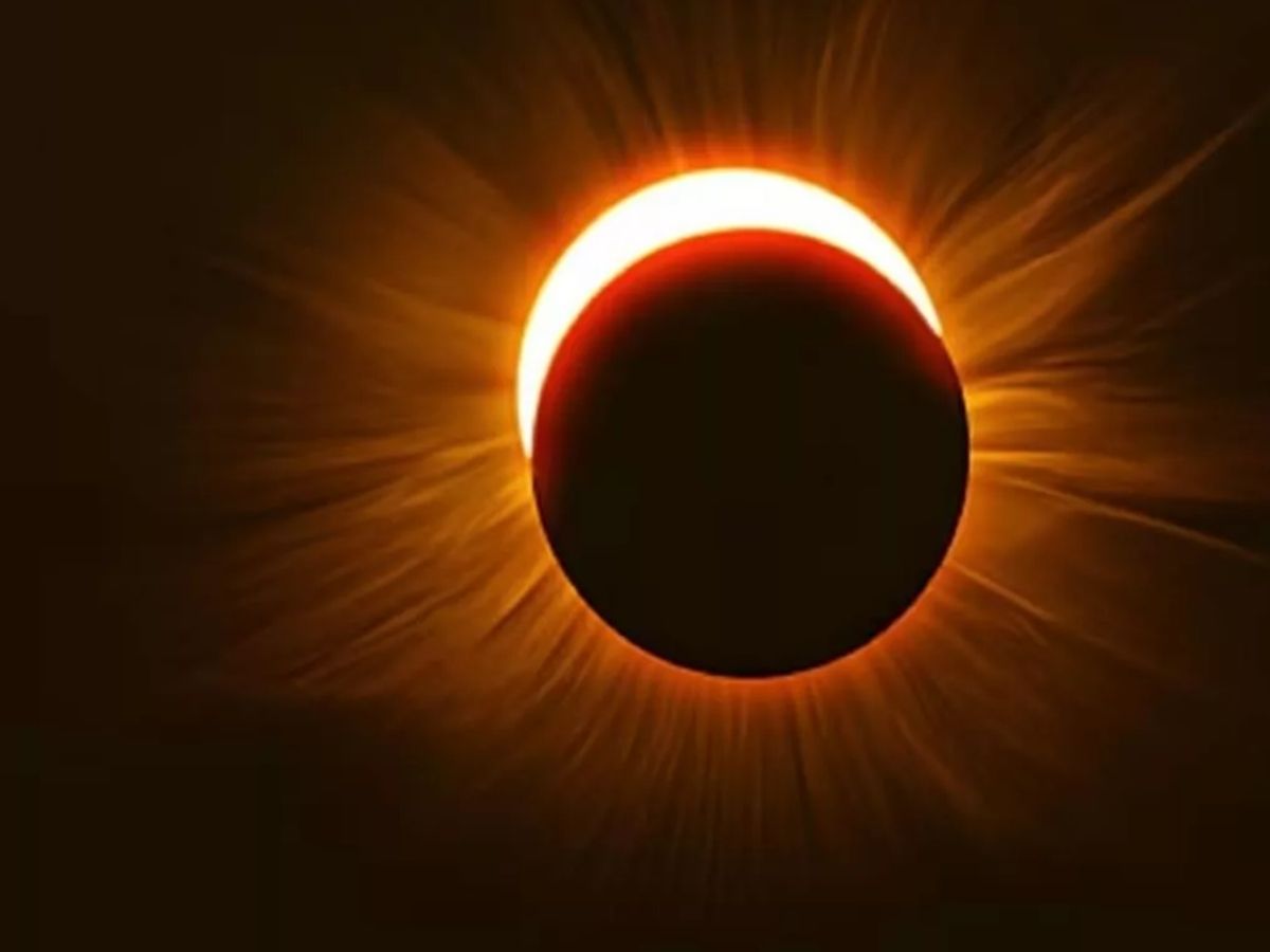 Lunar Eclipse 2026: 3 तारीख को लगेगा चंद्र ग्रहण, इन 5 चीजों का करें दान; धन और सुख-समृद्धि की होगी वर्षा - Photo Gallery