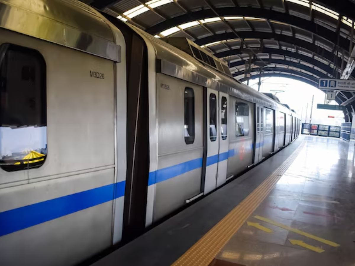 Delhi Metro Rules: दिल्ली मेट्रों में गंदगी फैलाना होगा भारी नुकसान, 100-200 नहीं हजारों का लगेगा जुर्माना - Photo Gallery