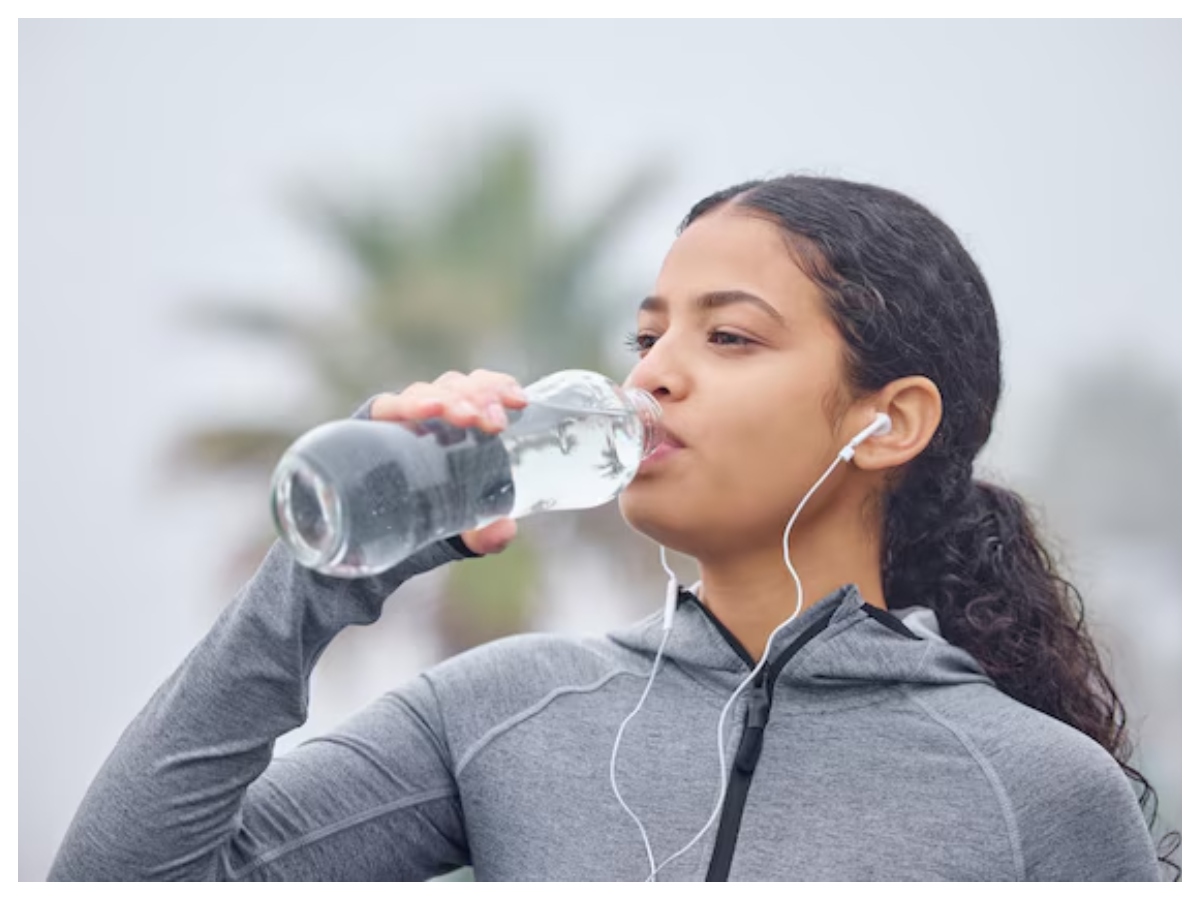Body needs water: उम्र के हिसाब से बदलती है शरीर की पानी की जरूरत, जानिए किसे कितनी हाइड्रेशन चाहिए - Photo Gallery