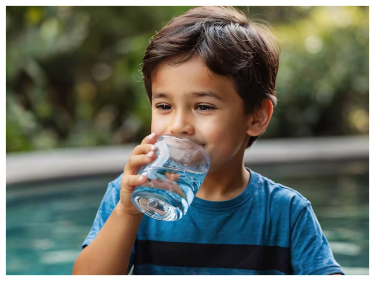 Body needs water: उम्र के हिसाब से बदलती है शरीर की पानी की जरूरत, जानिए किसे कितनी हाइड्रेशन चाहिए - Photo Gallery