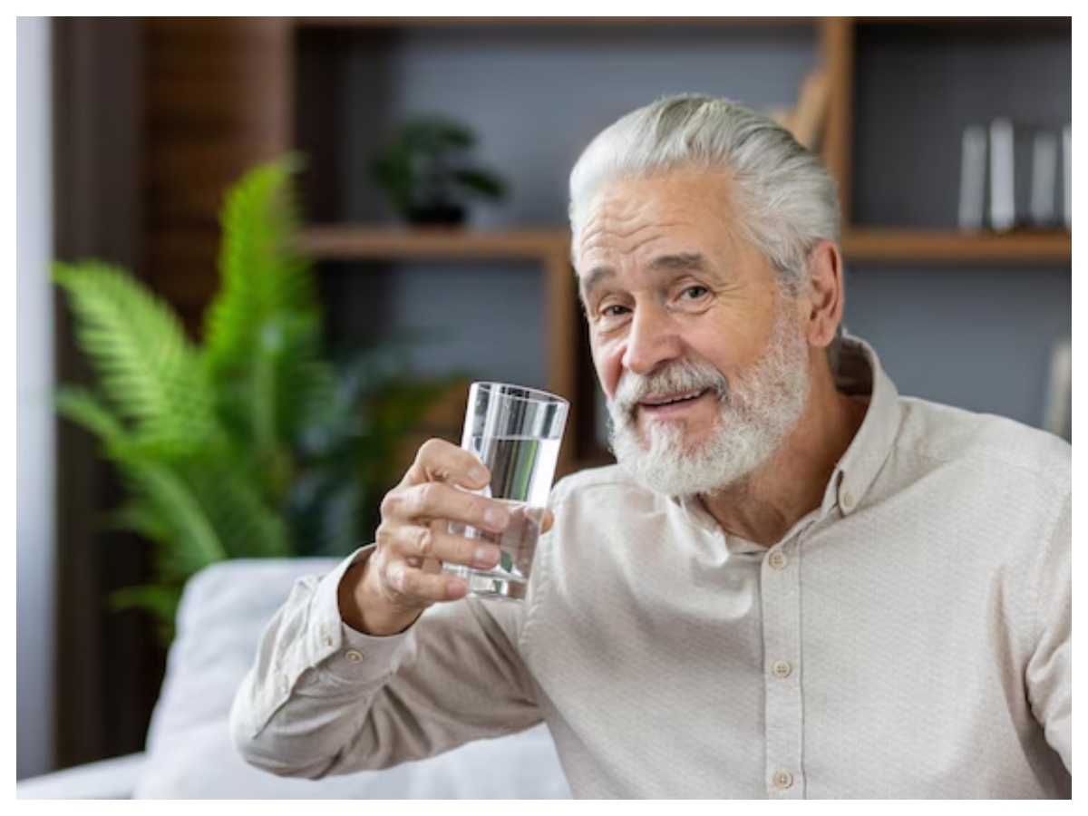Body needs water: उम्र के हिसाब से बदलती है शरीर की पानी की जरूरत, जानिए किसे कितनी हाइड्रेशन चाहिए - Photo Gallery