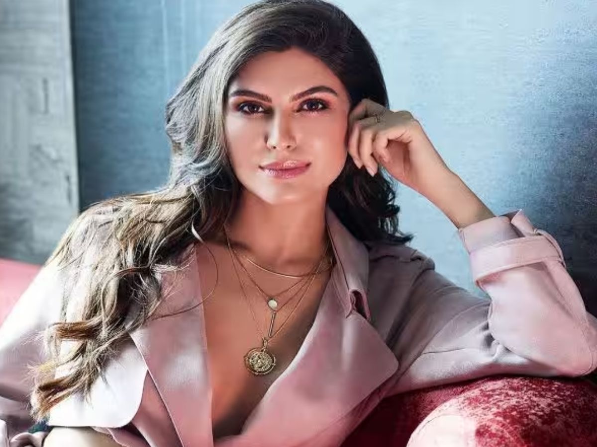 नाच-नाचकर मनाया खामनेई की मौत का जश्न, जानें कौन है ये बॉलीवुड हसीना? - Photo Gallery