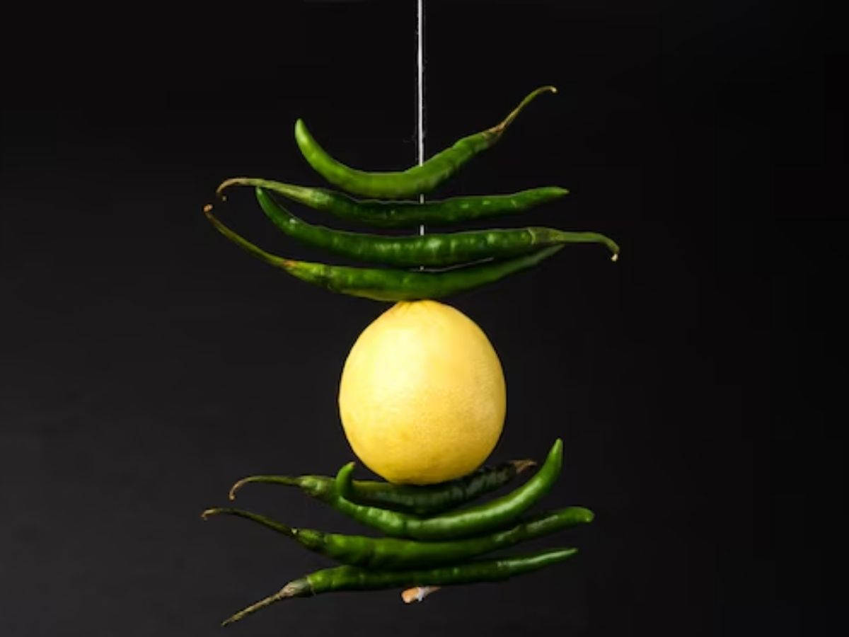 Indian Evil Eye Traditions: नमक से उतारा और नींबू मिर्ची का सहारा! बुरी नजर से बचने के लिए भारतीय अपनाते हैं ये टोटके - Photo Gallery