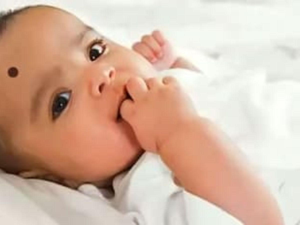 Indian Evil Eye Traditions: नमक से उतारा और नींबू मिर्ची का सहारा! बुरी नजर से बचने के लिए भारतीय अपनाते हैं ये टोटके - Photo Gallery