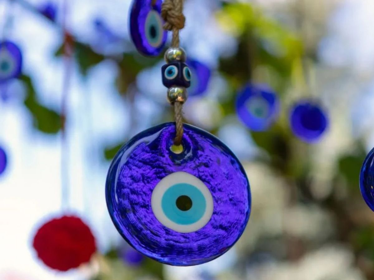 Indian Evil Eye Traditions: नमक से उतारा और नींबू मिर्ची का सहारा! बुरी नजर से बचने के लिए भारतीय अपनाते हैं ये टोटके - Photo Gallery