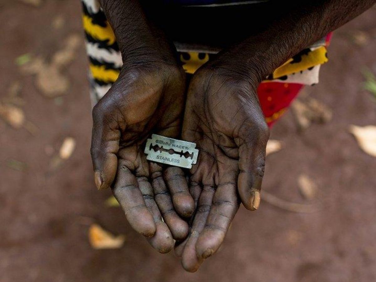 सुंदरता के नाम पर महिलाओं को दर्दनाक सजा, बेहद अजीब हैं दुनिया की ये 7 प्रथाएं - Photo Gallery