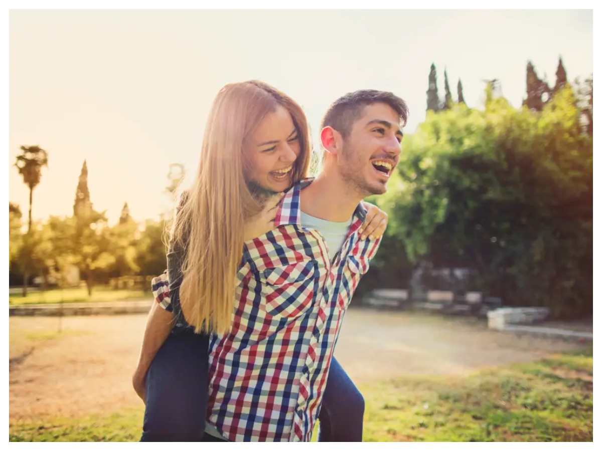 FWB relationship: फ्रेंड्स विद बेनिफिट्स क्या होता है? इस रिश्ते के नियम और मतलब समझें - Photo Gallery