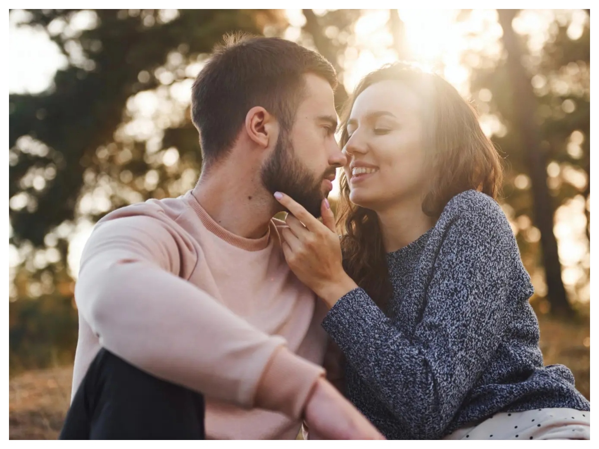 FWB relationship: फ्रेंड्स विद बेनिफिट्स क्या होता है? इस रिश्ते के नियम और मतलब समझें - Photo Gallery