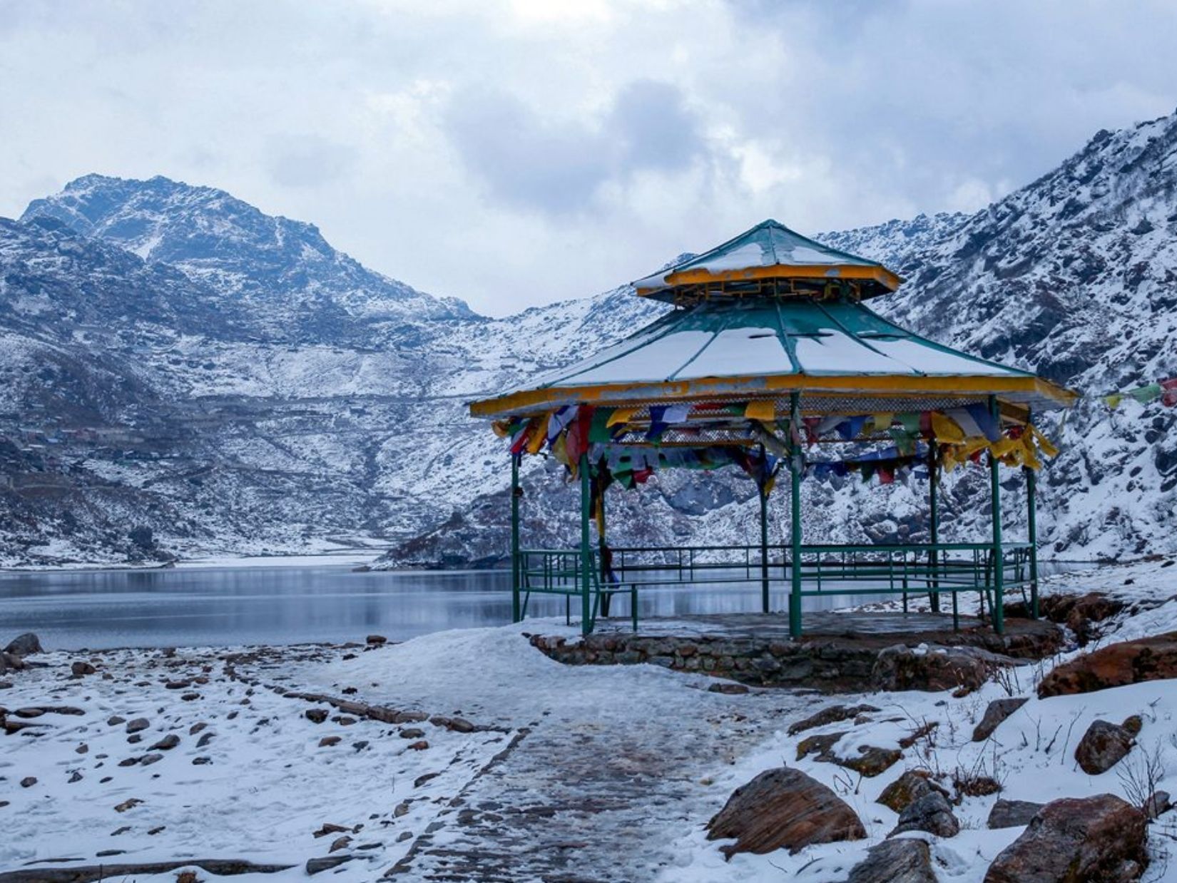 दोस्तों के साथ घूमने का बना रहे हैं प्लान; कश्मीर-मनाली नहीं ये 7 जगह हैं एकदम बेस्ट - Photo Gallery