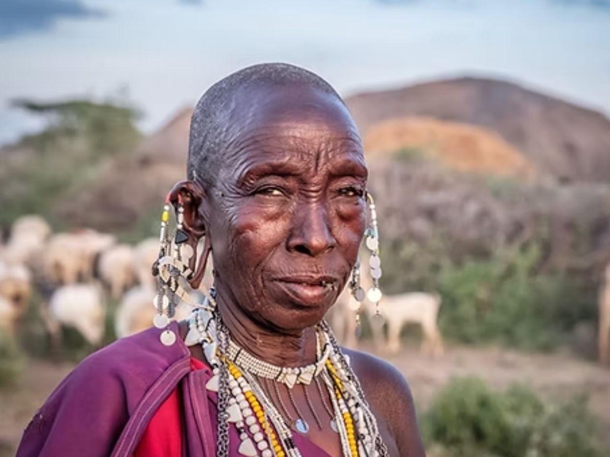 सुंदरता के नाम पर महिलाओं को दर्दनाक सजा, बेहद अजीब हैं दुनिया की ये 7 प्रथाएं - Photo Gallery