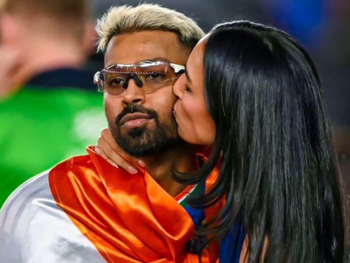 T20 World Cup India: हार्दिक और महिका की कोज़ी तस्वीरें वायरल! स्टेडियम में ही ‘मेन इन ब्लू’ को हसीना ने दे डाली जोरदार किस - Photo Gallery