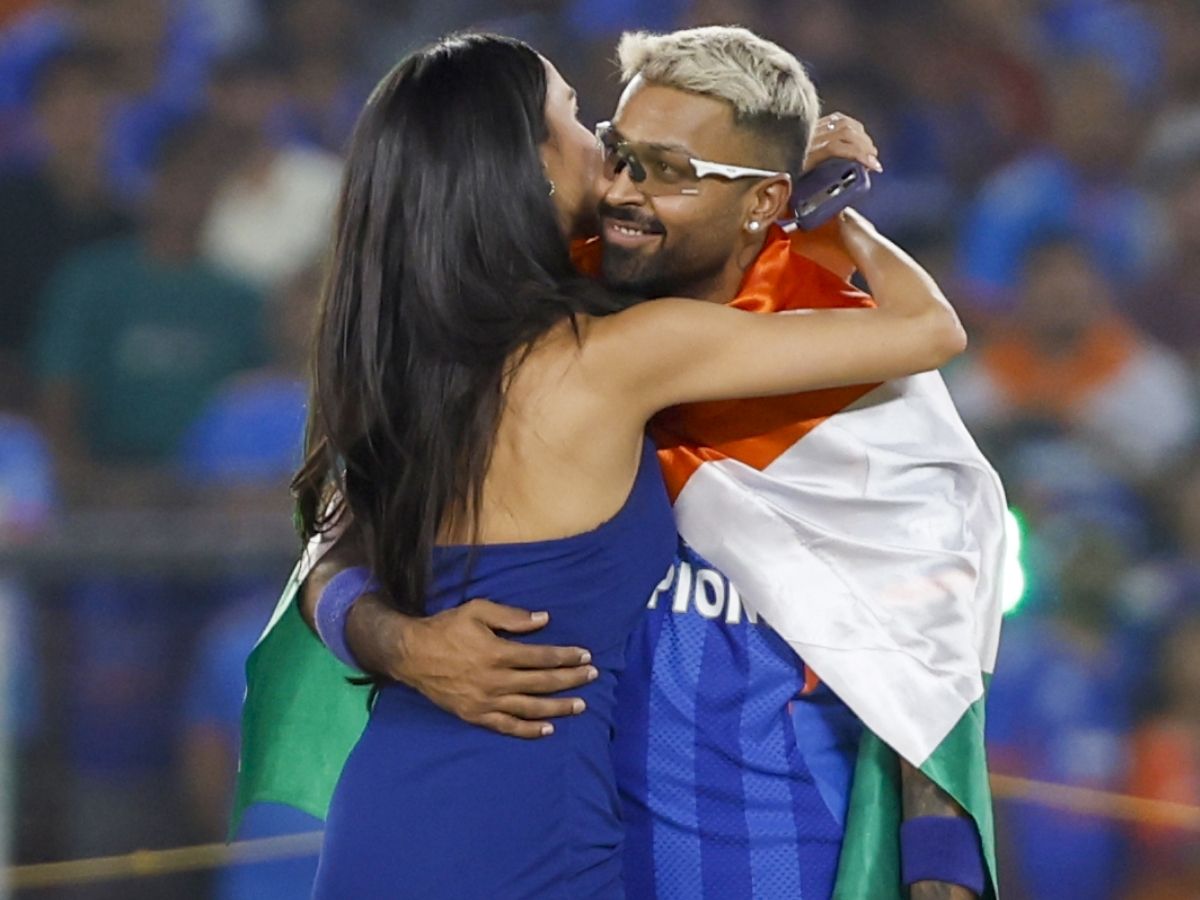 T20 World Cup India: हार्दिक और महिका की कोज़ी तस्वीरें वायरल! स्टेडियम में ही ‘मेन इन ब्लू’ को हसीना ने दे डाली जोरदार किस - Photo Gallery
