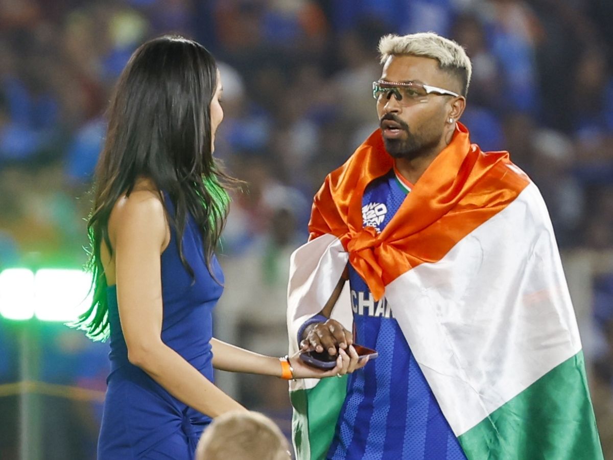 T20 World Cup India: हार्दिक और महिका की कोज़ी तस्वीरें वायरल! स्टेडियम में ही ‘मेन इन ब्लू’ को हसीना ने दे डाली जोरदार किस - Photo Gallery