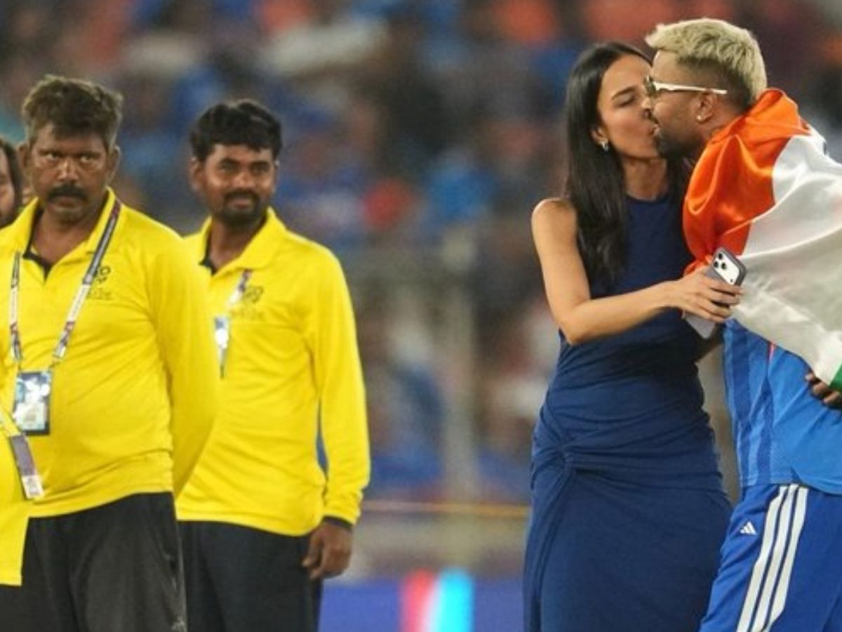 T20 World Cup India: हार्दिक और महिका की कोज़ी तस्वीरें वायरल! स्टेडियम में ही ‘मेन इन ब्लू’ को हसीना ने दे डाली जोरदार किस - Photo Gallery