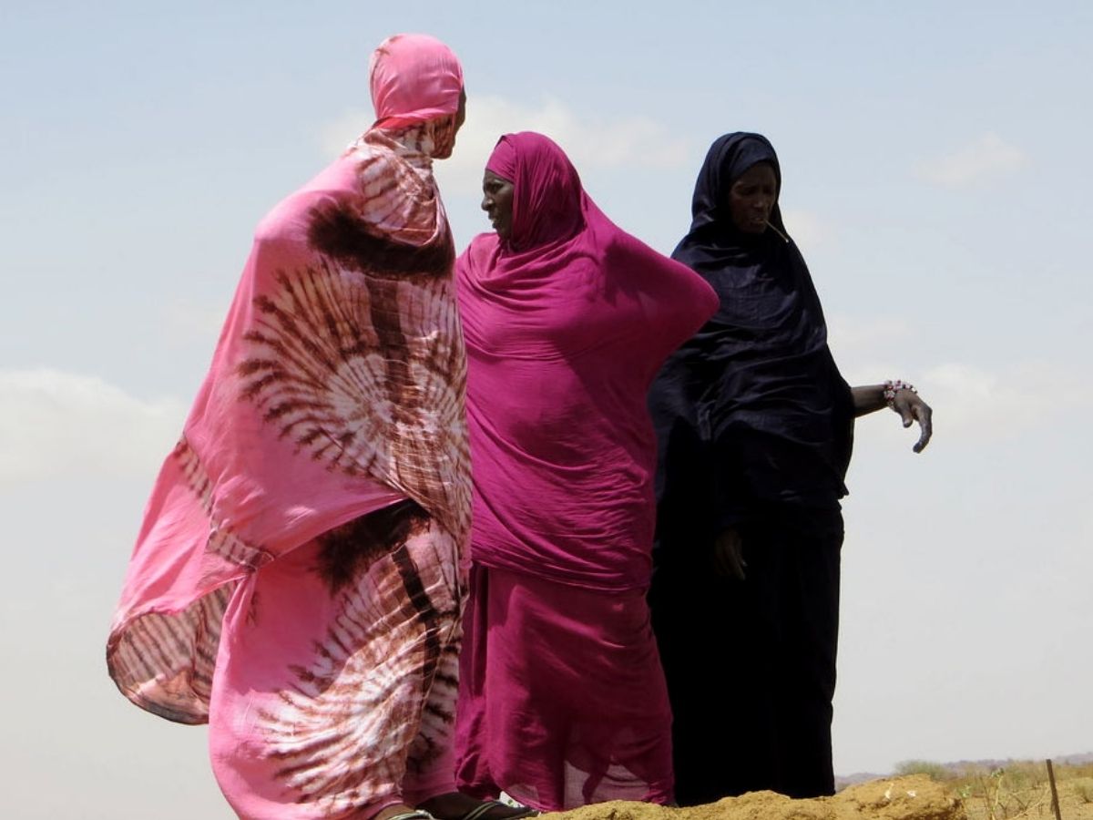 सुंदरता के नाम पर महिलाओं को दर्दनाक सजा, बेहद अजीब हैं दुनिया की ये 7 प्रथाएं - Photo Gallery