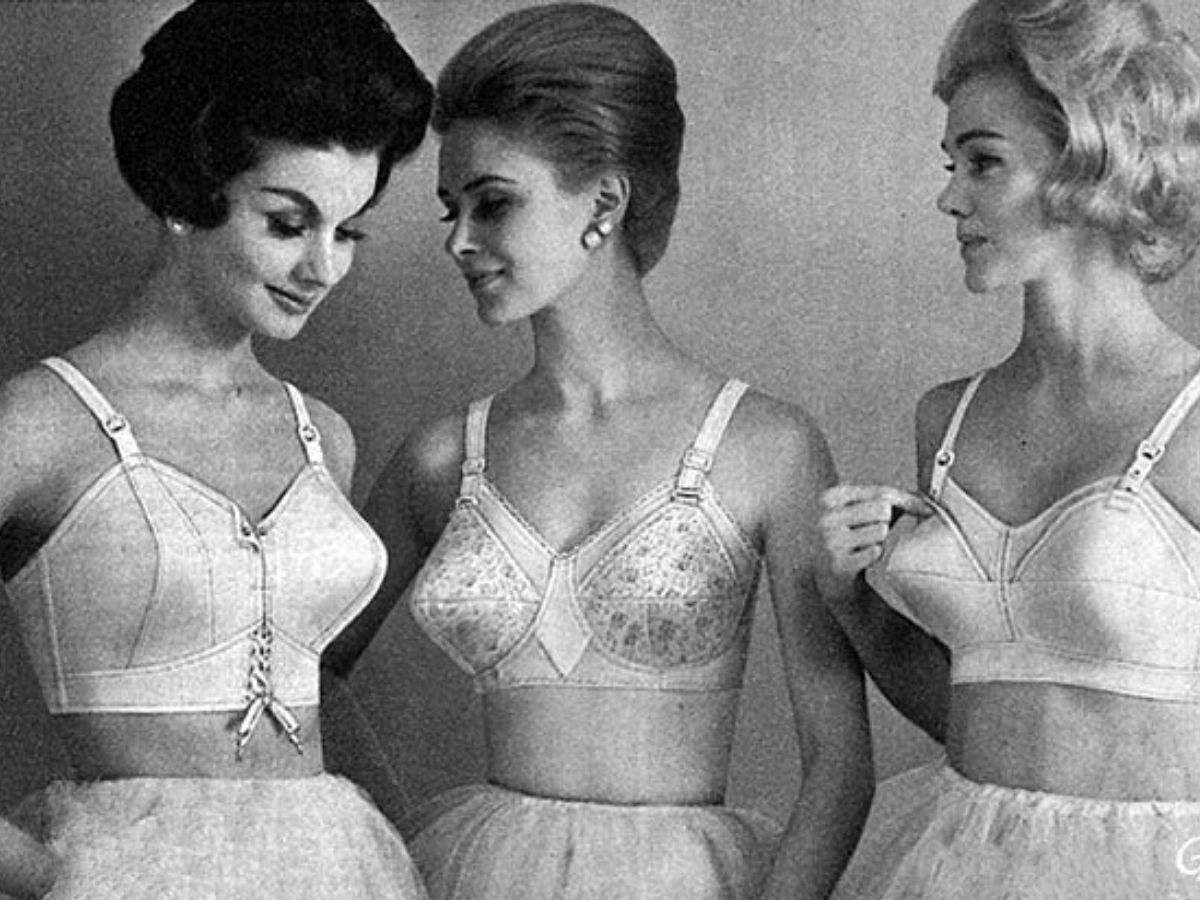 Bra History: कब शुरू हुआ ब्रा पहनने का चलन? महिलाओं के लिए कितना मुश्किल था ये तंग कपड़ा पहनना; यहां जानें इतिहास - Photo Gallery