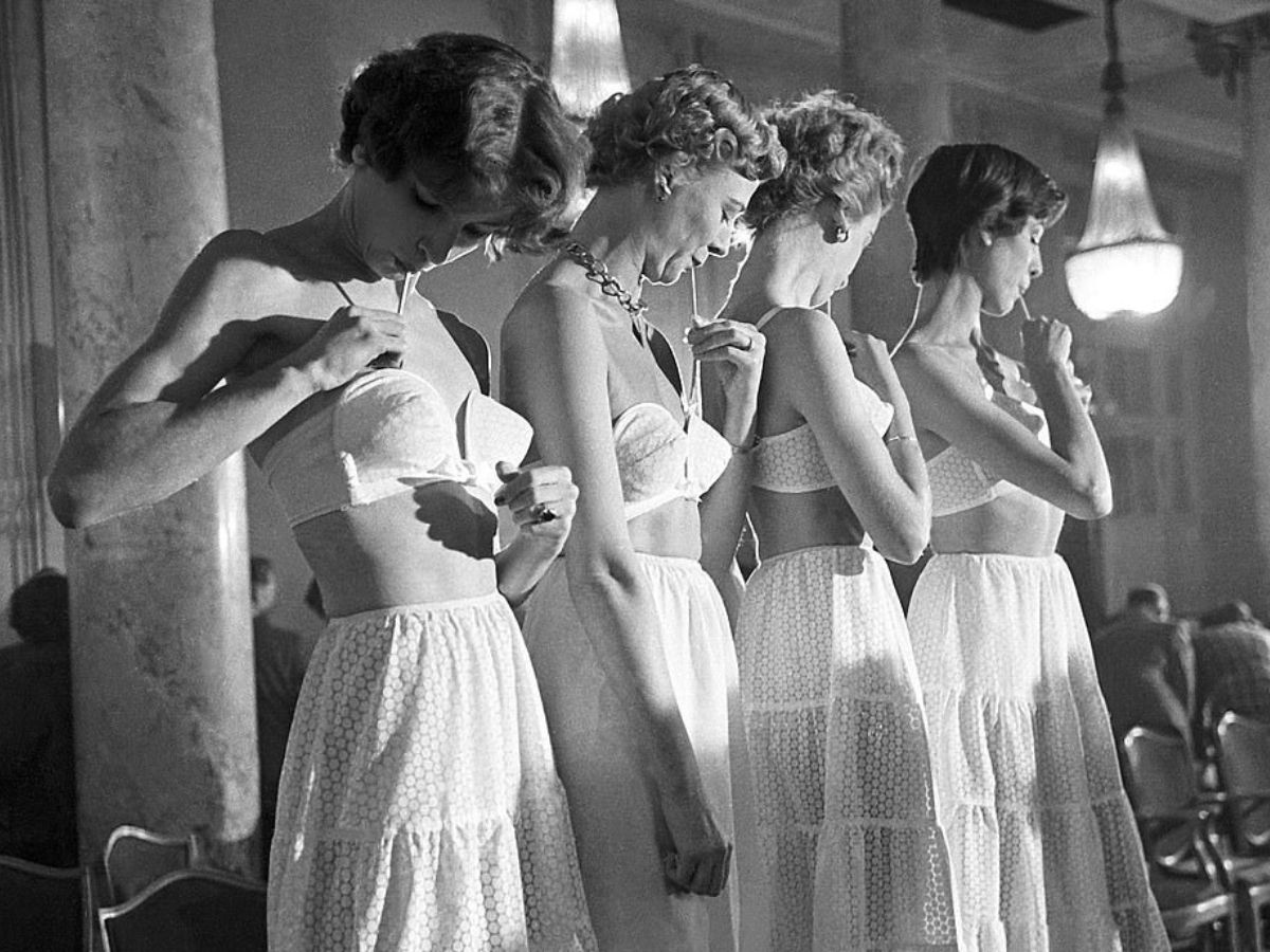 Bra History: कब शुरू हुआ ब्रा पहनने का चलन? महिलाओं के लिए कितना मुश्किल था ये तंग कपड़ा पहनना; यहां जानें इतिहास - Photo Gallery
