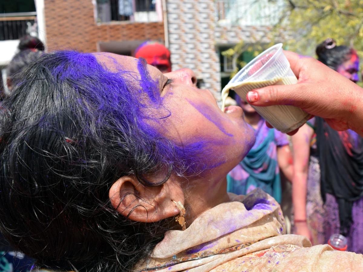 Bhang Health Risks: होली पर भांग पीने से पहले पढ़ लें ये खबर! डॉक्टर ने बताए फेफड़ों से जुड़े बड़े खतरे - Photo Gallery