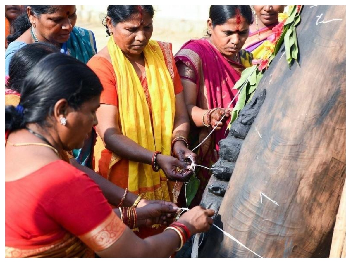Holika Dahan: कच्चे धागे से क्यों लपेटी जाती है होलिका? जानें प्राचीन परंपरा और धार्मिक मान्यताएं - Photo Gallery