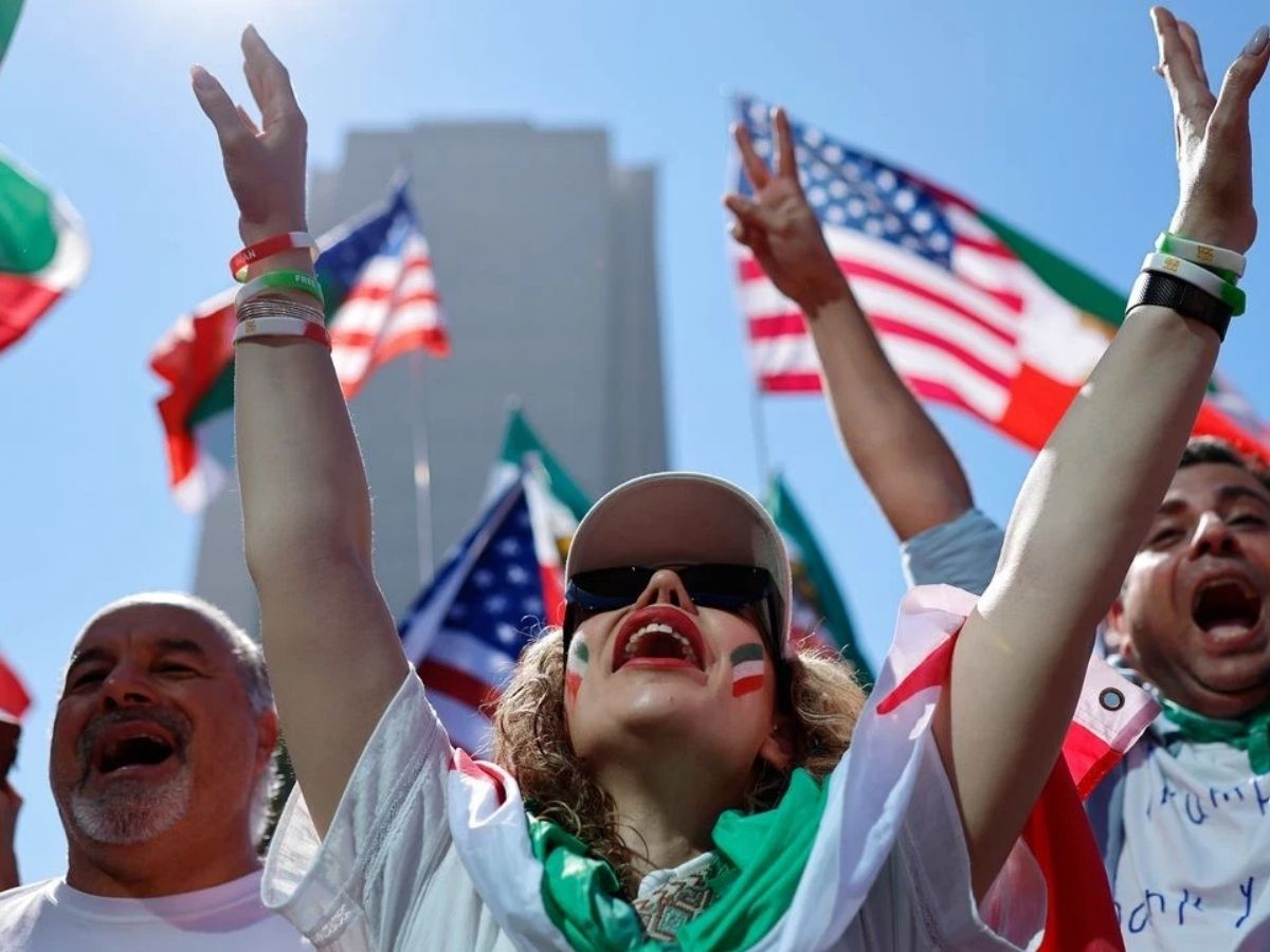 Elnaaz Norouzi: अपने ही वतन जाने से डर रही गुरु रंधावा की हीरोइन! खामेनेई की मौत के बाद अब ईरानियों को सता रहा किसका डर? - Photo Gallery